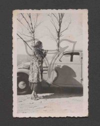 Suzana Lascu neben einem Auto