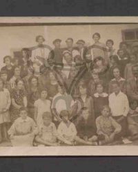 Gruppenfoto mit unbekannten Menschen