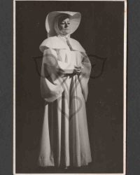 Suzana Lascu als Nonne