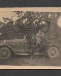 Drei unbekannte Personen mit Auto