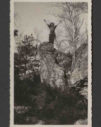 Suzana Lascu auf einem Felsen