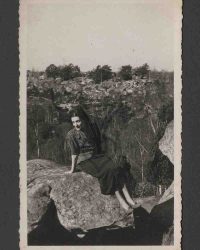 Suzana Lascu auf einem Felsen