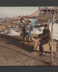 Drei unbekannte Personen mit Hund