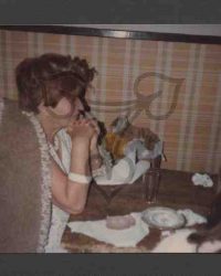 Unbekannte Frau am Tisch