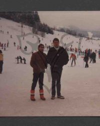 Zwei unbekannte Männer auf einer Skipiste