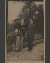 Zwei unbekannte Männer