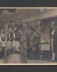 Schauspielergruppe in Kostüm