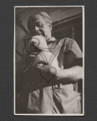 Unbekannter Mann mit Hundewelpen