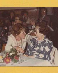 Zwei unbekannte Frauen