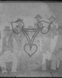 Unbekannte Männergruppe