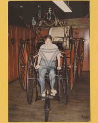 Unbekannte Frau auf einem Dreirad