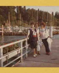 Drei unbekannte Frauen in Yvoire (Haute-Savoie)