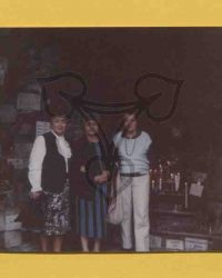 Drei unbekannte Frauen in einer Grotte