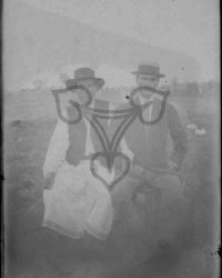 Zwei unbekannte Männer