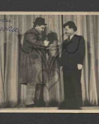 Zwei Schauspieler in Kostüm auf der Bühne