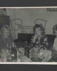 Vier unbekannte Frauen