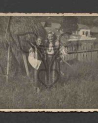 Zwei unbekannte Frauen in Tracht