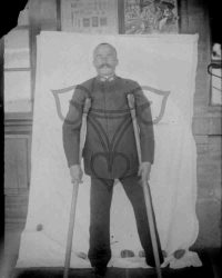 Unbekannter Mann auf zwei Krücken