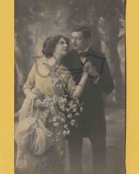 Unbekanntes Paar mit Blumenzweige