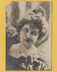 Unbekannte Frau mit Blumenstrauß