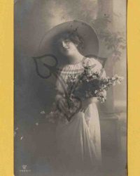 Unbekannte Frau mit Blumenstrauß