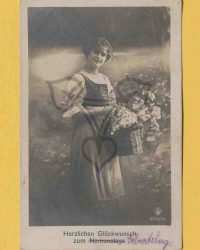 Unbekannte Frau mit Blumenstrauß