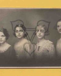 Vier unbekannte Mädchen