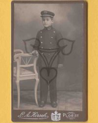 Unbekannter Junge in Uniform