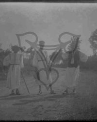 Personengruppe auf einem Weg