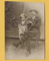 Unbekannter Vater mit Sohn