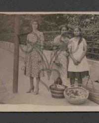 "Dame" mit zwei Dienstmägden beim Einkaufen