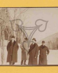 Vier unbekannte Männer im Schnee