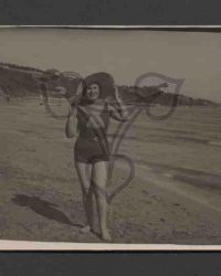 Unbekannte Frau am Strand