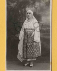 Unbekannte Frau in Tracht