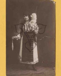 Unbekannte Frau in Tracht