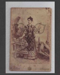 Unbekannte Frau in Tracht