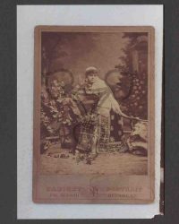 Unbekannte Frau in Tracht