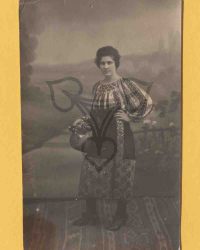 Unbekannte Frau in Tracht