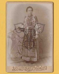 Unbekannte Frau in Tracht