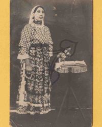 Unbekannte Frau in Tracht