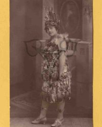 Unbekannte Frau im Kostüm