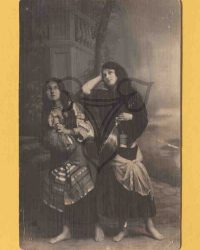 Zwei unbekannte Frauen im Romakostüm