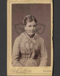 Unbekannte junge Frau