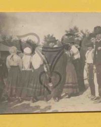 Personengruppe in Tracht