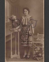 Unbekannte Frau in trachtähnlicher Kleidung