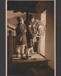 Drei unbekannte Jungen in Tracht