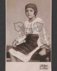 Unbekannte Mädchen in Tracht