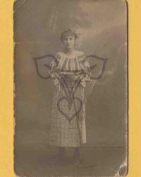 Unbekannte Frau in Tracht