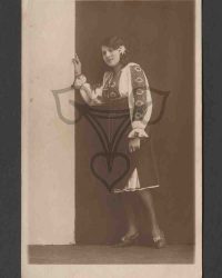 Unbekannte Frau in Tracht