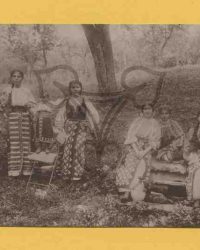 Unbekannte Personengruppe in Tracht